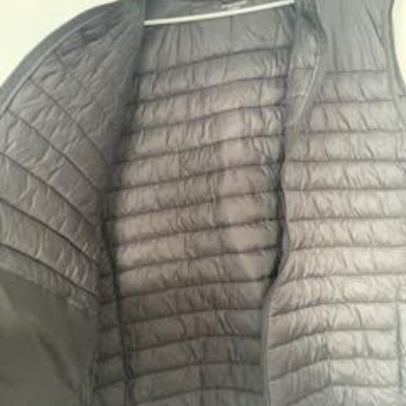 Amazon Essentials Men’s 6XL Black Lightweight Water-Resistant Puffer Vest - Picture 2 of 7